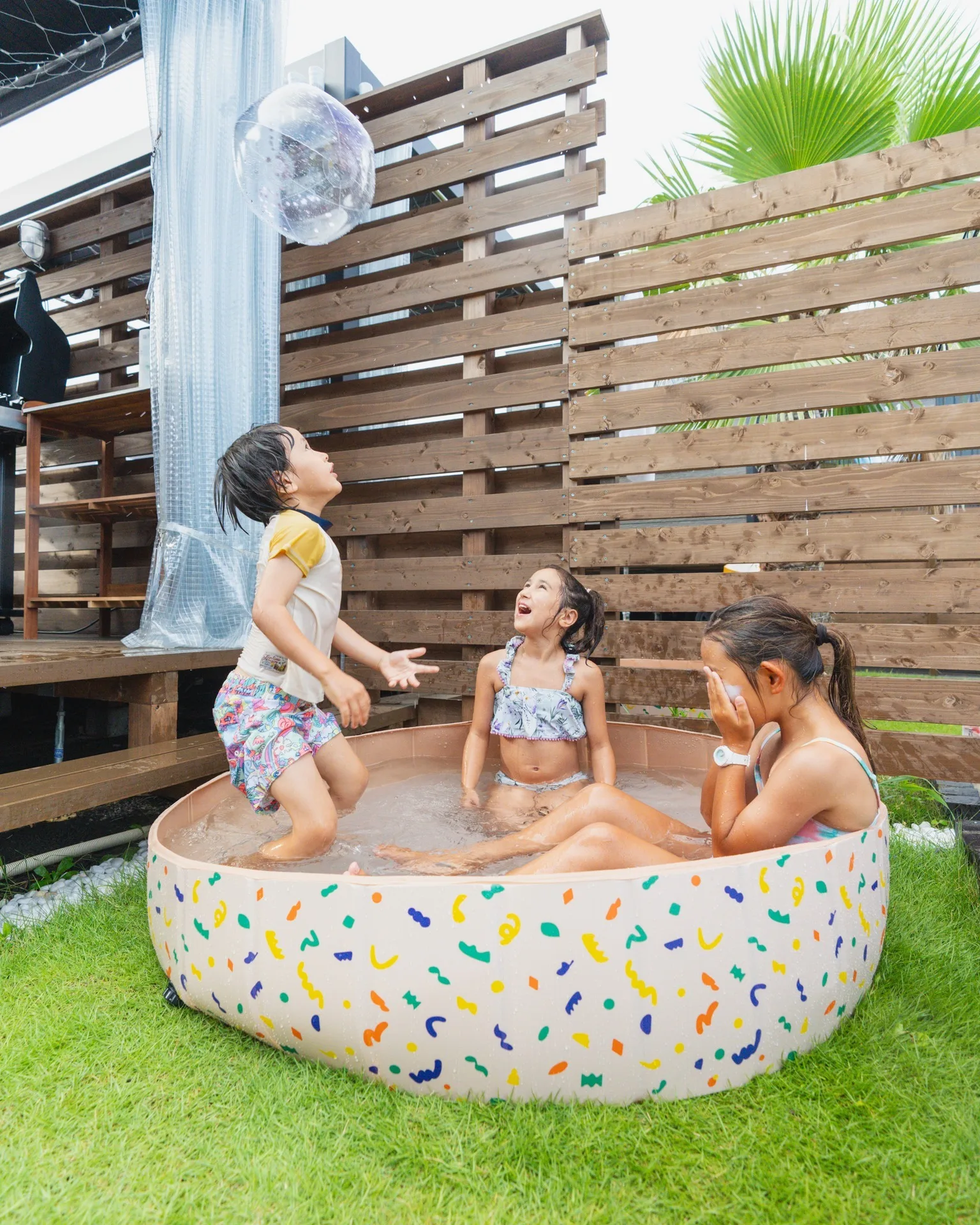 🌈夏の思い出は、笑顔とはしゃぎ声でいっぱい！💦🎈
キラキラ光るバルーンを追いかけて、
ミニプールで大はしゃぎなキッズたち🎉✨

東浪見の青空の下で、
こんな風に自由に遊べる時間が、何よりの宝物👒🌿
水遊びの後は、BBQにグランピング…
ぜ〜んぶ楽しめちゃうのが、ここ「Seage Torami Coastside」の魅力✨

家族や仲間と一緒に、かけがえのない瞬間を残しませんか？📸💕

楽しい瞬間をシェアして、タグ付けしてくれると嬉しいです！
詳しくはプロフィールリンクから
#東浪見 #九十九里 #一宮町 #サーフィン #海水浴 #ドームテント #ジオデシックドーム #グランピング #surf #golf #bbq #星空 #SeageToramiCoastside #セルジュトラミコーストサイド