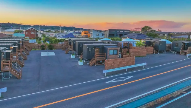 カラフルな夕焼けに包まれるコーストサイドのトレーラーハウス群✨
海まで歩いてすぐの立地で、サーフィンや海水浴を楽しんだ後にゆったり過ごせる特別な空間🏄♂️🌊
仲間や家族とBBQしたり、夜は星空を眺めながら過ごしたり…そんな贅沢な時間がここにはあります🌌🍖
📸 あなただけのとっておきの過ごし方もぜひシェアしてくださいね!
詳しくはプロフィールリンクから
#東浪見 #九十九里 #一宮町 #サーフィン #海水浴 #ドームテント #ジオデシックドーム #グランピング #surf #golf #bbq #星空 #SeageToramiCoastside #セルジュトラミコーストサイド