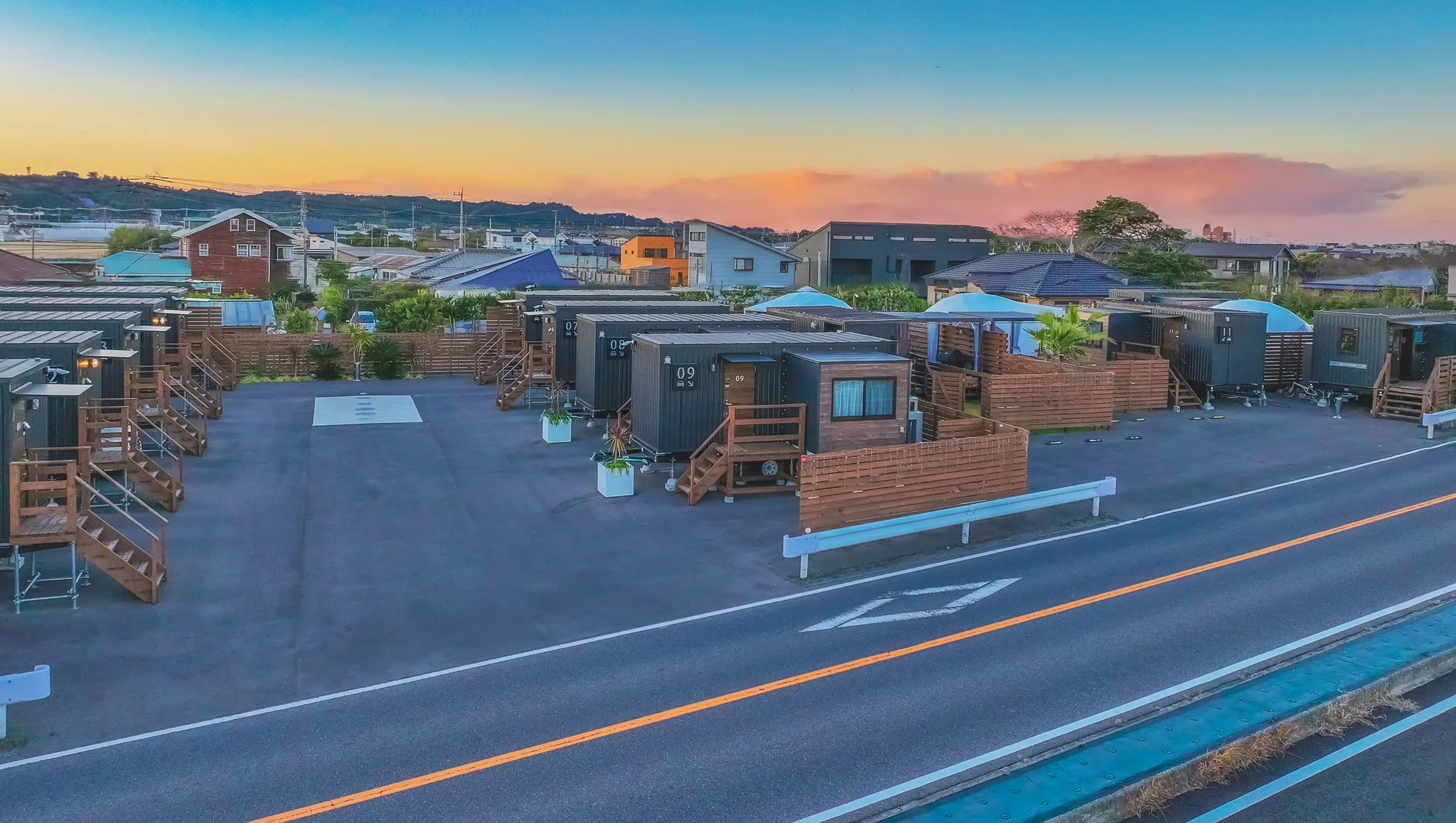カラフルな夕焼けに包まれるコーストサイドのトレーラーハウス群✨
海まで歩いてすぐの立地で、サーフィンや海水浴を楽しんだ後にゆったり過ごせる特別な空間🏄♂️🌊
仲間や家族とBBQしたり、夜は星空を眺めながら過ごしたり…そんな贅沢な時間がここにはあります🌌🍖
📸 あなただけのとっておきの過ごし方もぜひシェアしてくださいね!
詳しくはプロフィールリンクから
#東浪見 #九十九里 #一宮町 #サーフィン #海水浴 #ドームテント #ジオデシックドーム #グランピング #surf #golf #bbq #星空 #SeageToramiCoastside #セルジュトラミコーストサイド