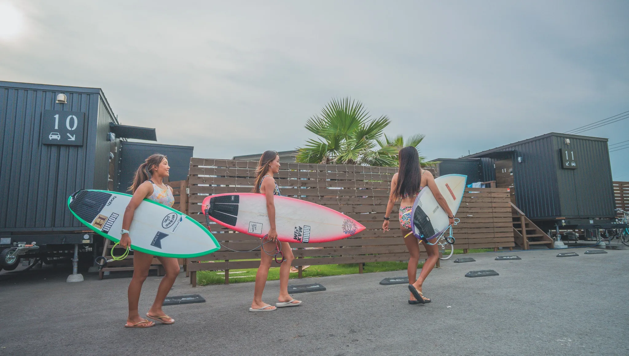 サーフボードを抱えて海へ向かう瞬間🏄♀️✨
友達と一緒に「どんな波に乗れるかな?」ってワクワクしながら歩く時間も、サーフィントリップの楽しみのひとつ🌊💙
東浪見の海で思いっきり遊んだあとは、コーストサイドでBBQや星空を楽しむのがおすすめ🌌🍖
1日を丸ごとリゾート気分で満喫できます!
📸 サーフィンの思い出や笑顔の瞬間、ぜひシェアしてくださいね!
詳しくはプロフィールリンクから
#東浪見 #九十九里 #一宮町 #サーフィン #海水浴 #ドームテント #ジオデシックドーム #グランピング #surf #golf #bbq #星空 #SeageToramiCoastside #セルジュトラミコーストサイド