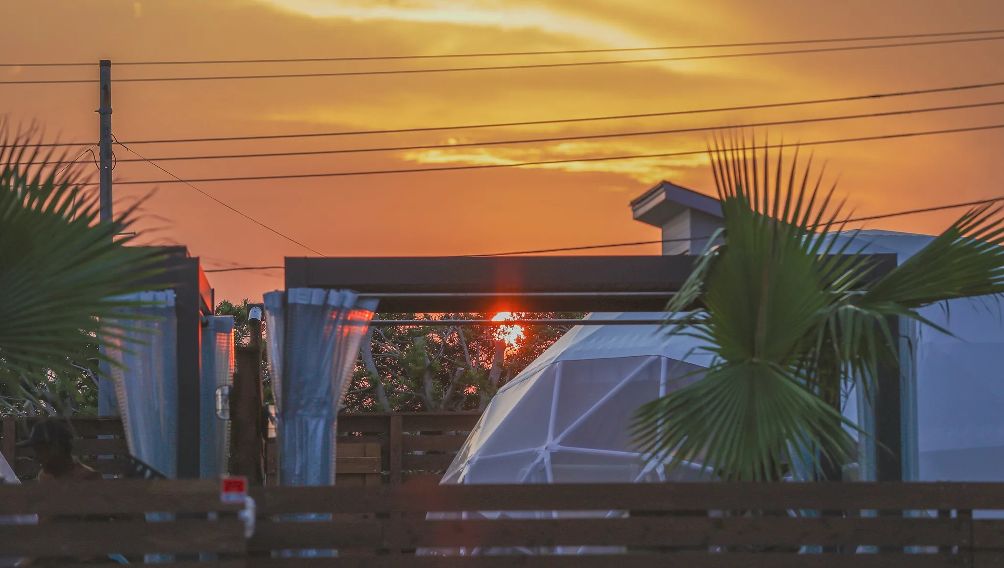 夕焼けに包まれるドームテント🌅✨
オレンジに染まる空と南国ムードのヤシの木が、まるでリゾート気分。サーフィンを楽しんだ一日の終わりに、こんな景色を眺めながらくつろぐのは最高のご褒美です🏄♀️🌴
夜には満天の星空が広がって、グランピングの特別な時間が始まります🌌✨
📸 みんなのサンセットショットもぜひシェアしてね!
詳しくはプロフィールリンクから
#東浪見 #九十九里 #一宮町 #サーフィン #海水浴 #ドームテント #ジオデシックドーム #グランピング #surf #golf #bbq #星空 #SeageToramiCoastside #セルジュトラミコーストサイド