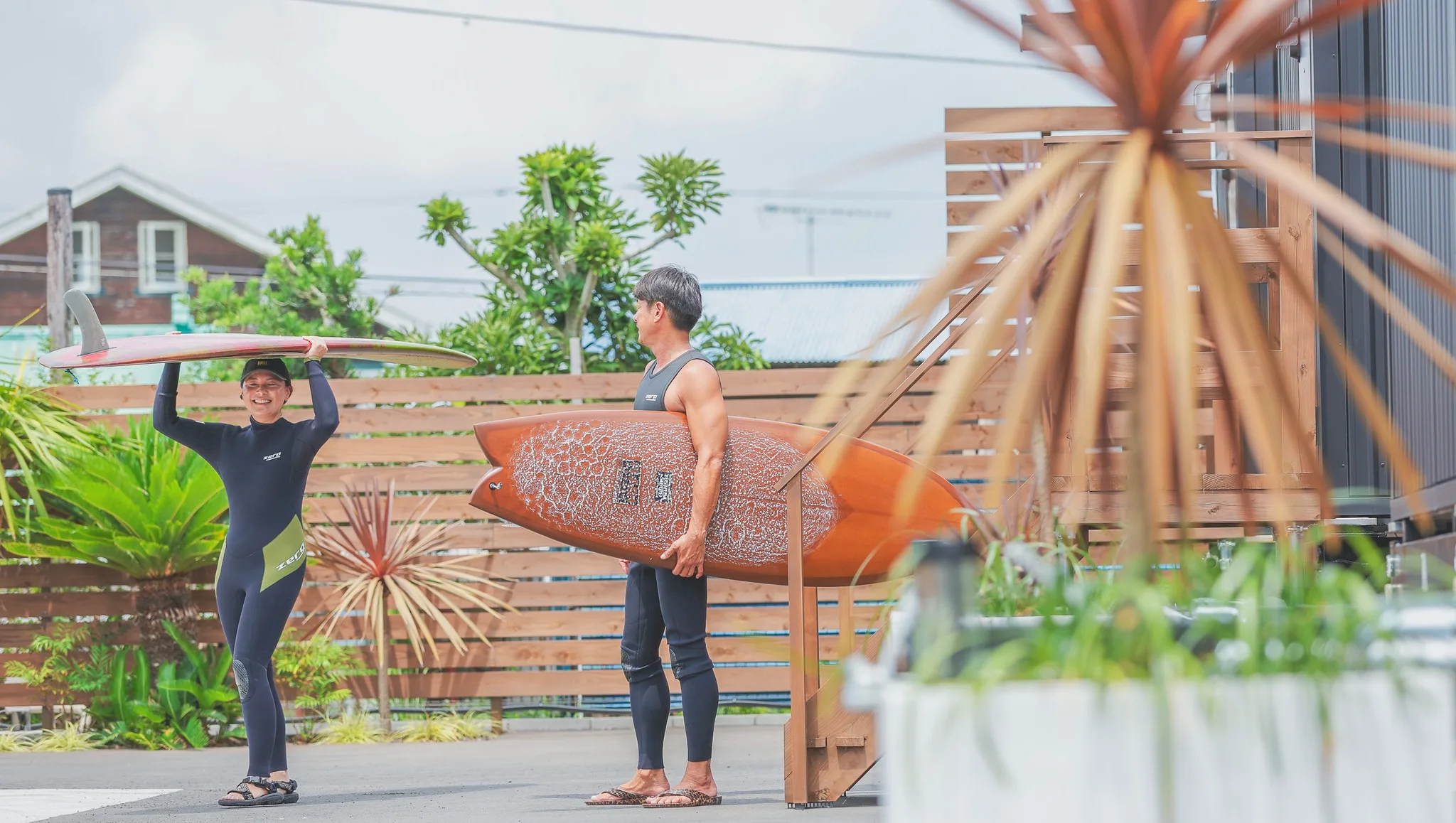 サーフボードを抱えてにこやかに出発する瞬間🏄♂️✨
「今日はどんな波に出会えるかな?」そんなワクワクを胸に、海へ向かう準備も楽しい時間。東浪見の海はいつだって僕らを待ってる🌊
気の合う仲間とサーフィンを楽しんだあとは、BBQや星空タイムで一日を締めくくるのも最高です🌌🔥
📸 みんなのサーフタイムもぜひシェアしてね!タグ付けしてくれると嬉しいです😊
詳しくはプロフィールリンクから
#東浪見 #九十九里 #一宮町 #サーフィン #海水浴 #ドームテント #ジオデシックドーム #グランピング #surf #golf #bbq #星空 #SeageToramiCoastside #セルジュトラミコーストサイド