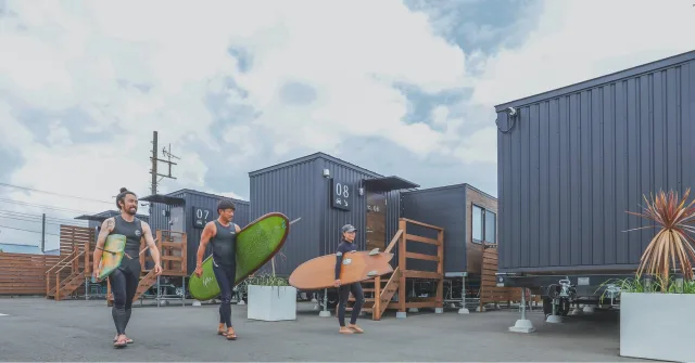 トレーラーハウスからボードを抱えて、そのまま海へ向かえる贅沢なロケーション🌊
サーフトリップの拠点にぴったりです!
詳しくはプロフィールリンクから
#東浪見 #九十九里 #一宮町 #サーフィン #海水浴 #ドームテント #ジオデシックドーム #グランピング #surf #golf #bbq #星空 #SeageToramiCoastside #セルジュトラミコーストサイド